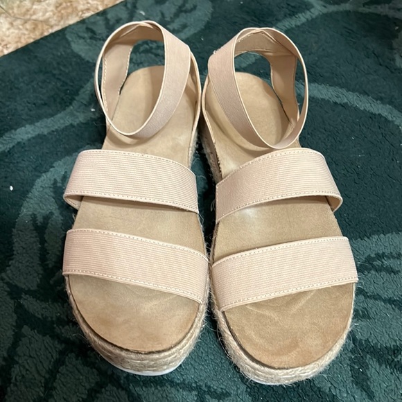 Cushionaire Shoes - EUC Cushionaire Platform Espadrille Sandals Size 9.5
